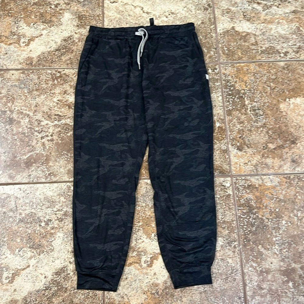 Size medium men’s black/gray camo Vuori jogger